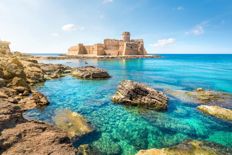 Le Castella på capoen Rizzuto, Calabria, Italien royaltyfri bild Le Castella på capoen Rizzuto, Calabria, Italien royaltyfri bild