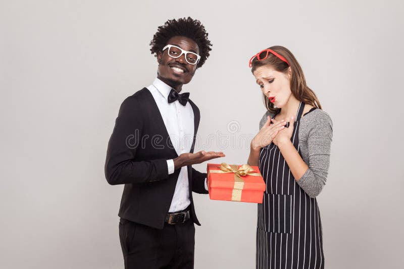 Le cavalier donne à un cadeau pour le jour du ` s de St Valentine son ami image stock Le cavalier donne à un cadeau pour le jour du ` s de St Valentine son ami image stock