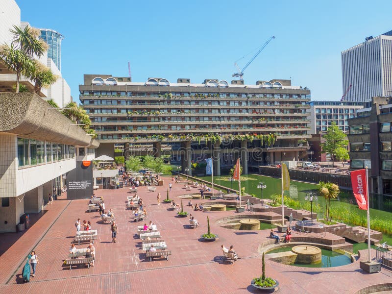 Le centre de barbacane ? Londres est l'un des exemples les plus populaires et les plus c?l?bres de l'architecture de Brutalist da photo stock Le centre de barbacane ? Londres est l'un des exemples les plus populaires et les plus c?l?bres de l'architecture de Brutalist da photo stock