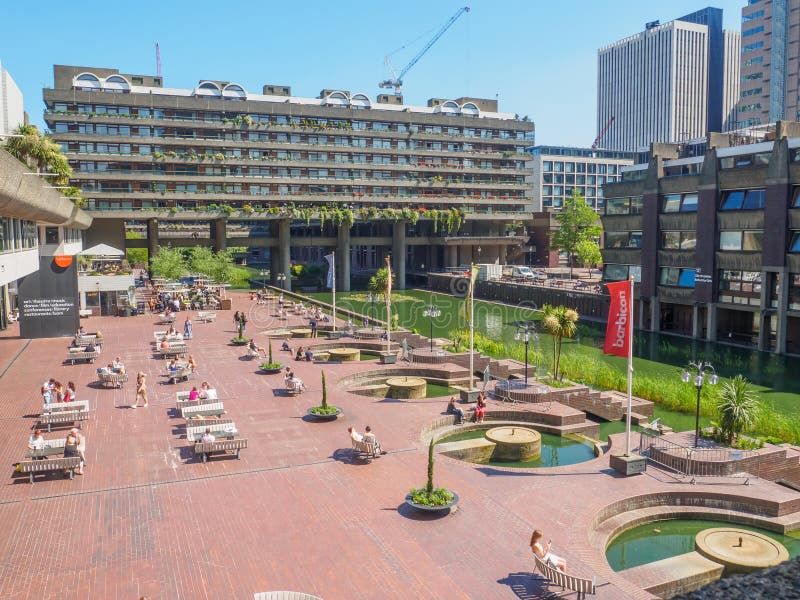 Le centre de barbacane ? Londres est l'un des exemples les plus populaires et les plus c?l?bres de l'architecture de Brutalist da image libre de droits Le centre de barbacane ? Londres est l'un des exemples les plus populaires et les plus c?l?bres de l'architecture de Brutalist da image libre de droits