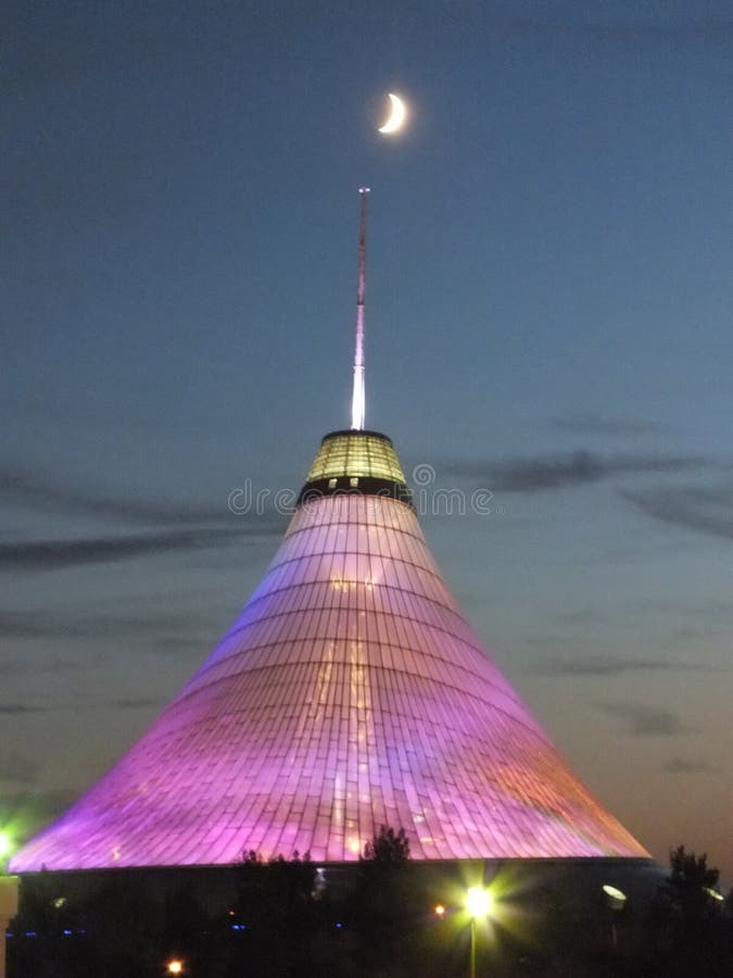 Le centre de divertissement de Khan-Shatyr à Astana/Kazakhstan photographie stock libre de droits Le centre de divertissement de Khan-Shatyr à Astana/Kazakhstan photographie stock libre de droits