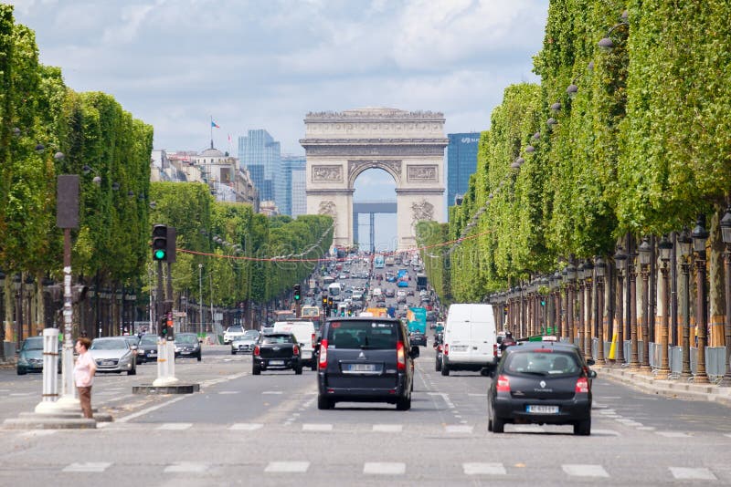 Le Champs-Elysees avec Arc de Triomphe à Paris central photos libres de droits Le Champs-Elysees avec Arc de Triomphe à Paris central photos libres de droits