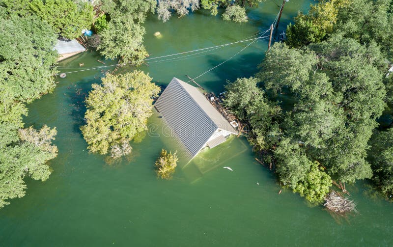 Le changement climatique inondation d'une maison sous l'eau