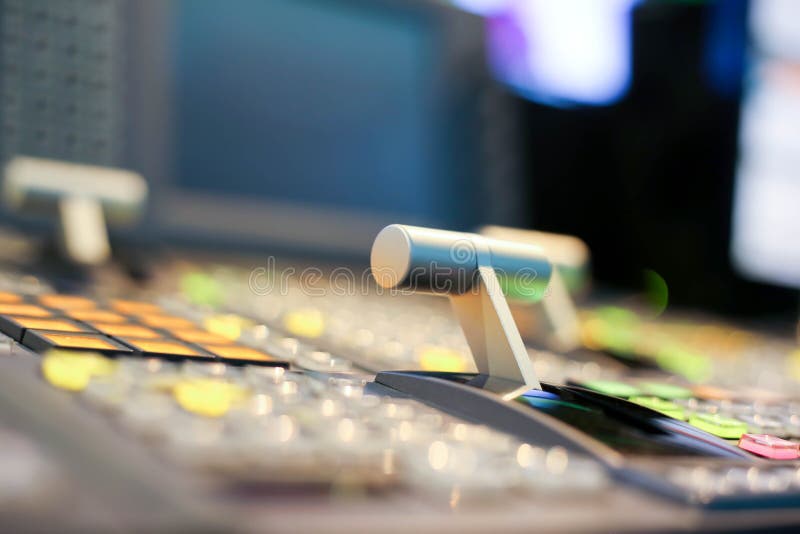 Le changeur se boutonne dans la chaîne de télévision de studio, l'audio et la vidéo Productio photo libre de droits Le changeur se boutonne dans la chaîne de télévision de studio, l'audio et la vidéo Productio photo libre de droits