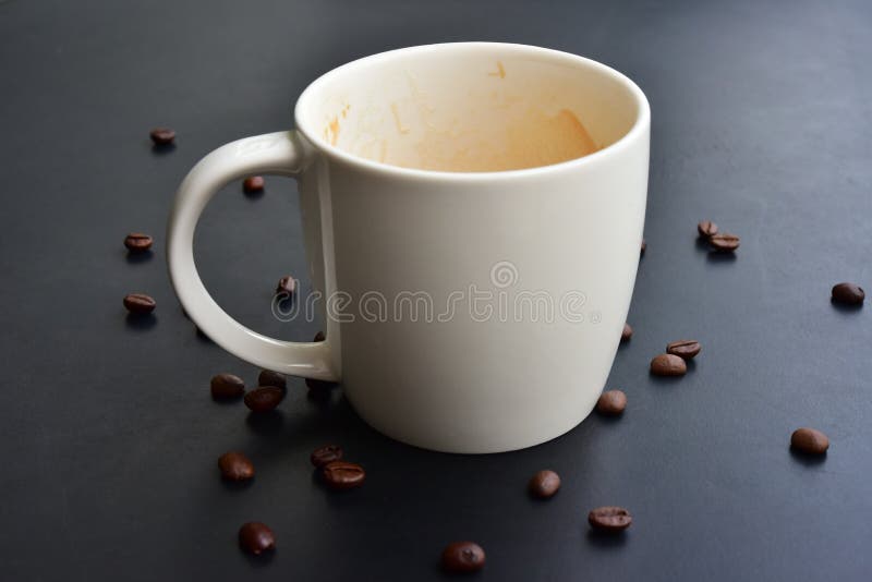 Le chapeau vide de cafÃ© sur la table en bois foncÃ© contient beaucoup de fÃ¨ves de cafÃ© photos stock