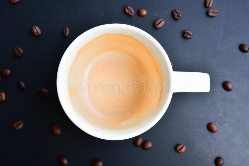 Le chapeau vide de cafÃ© sur la table en bois foncÃ© contient beaucoup de fÃ¨ves de cafÃ© image stock