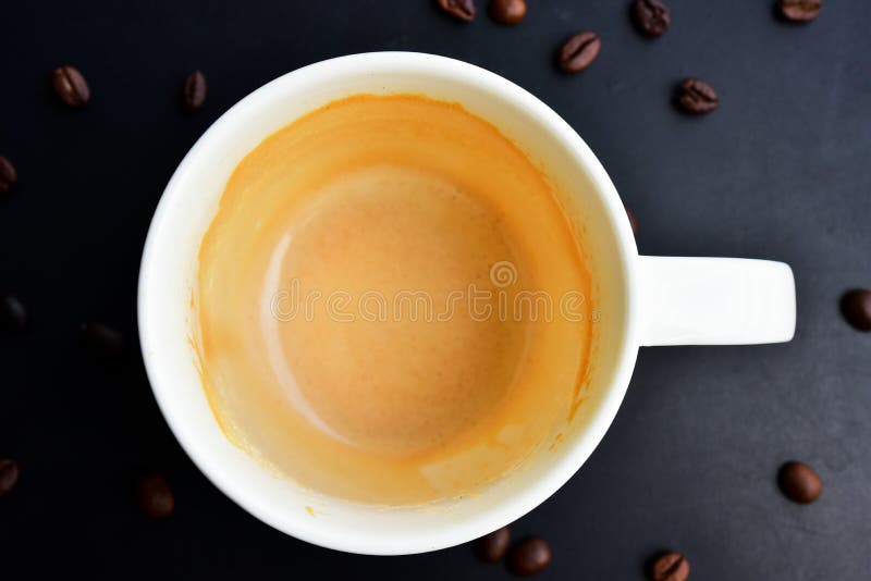 Le chapeau vide de café sur la table en bois foncé contient beaucoup de fèves de café image libre de droits