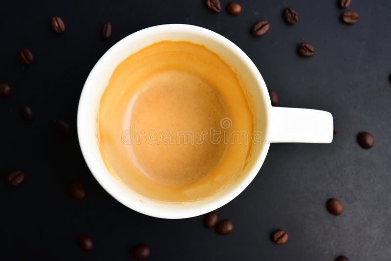 Le chapeau vide de cafÃ© sur la table en bois foncÃ© contient beaucoup de fÃ¨ves de cafÃ© photos libres de droits