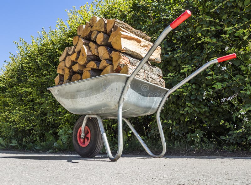 Le Chariot Avec Le Bois De Chauffage Photo stock - Image du