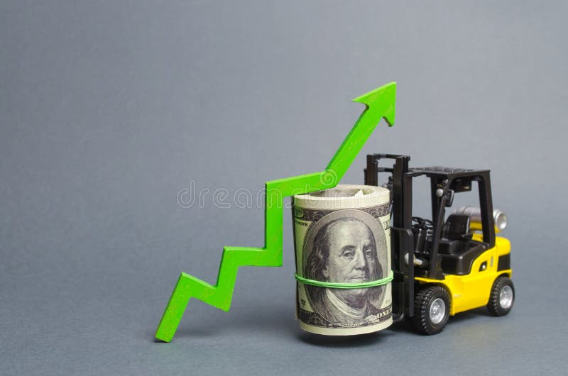Le chariot élévateur jaune porte un grand paquet de dollars et de vert vers le haut de flèche Croissance du revenu et du bénéfice photo stock Le chariot élévateur jaune porte un grand paquet de dollars et de vert vers le haut de flèche Croissance du revenu et du bénéfice photo stock
