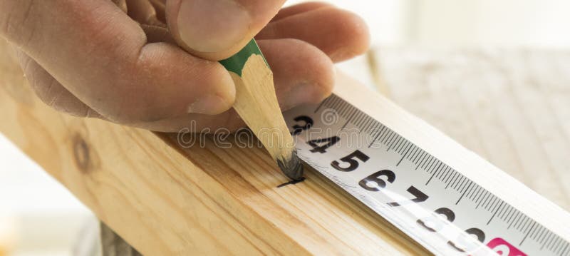 Le charpentier fait l'inscription de la partie en bois images stock