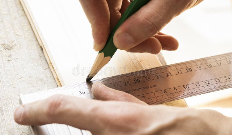 Le charpentier fait l'inscription de la partie en bois image libre de droits