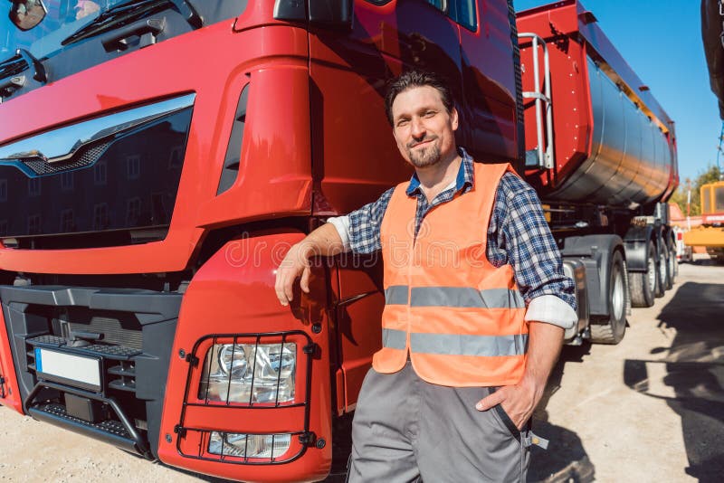 Le chauffeur de camion devant le sien fret expédient le camion photos libres de droits Le chauffeur de camion devant le sien fret expédient le camion photos libres de droits