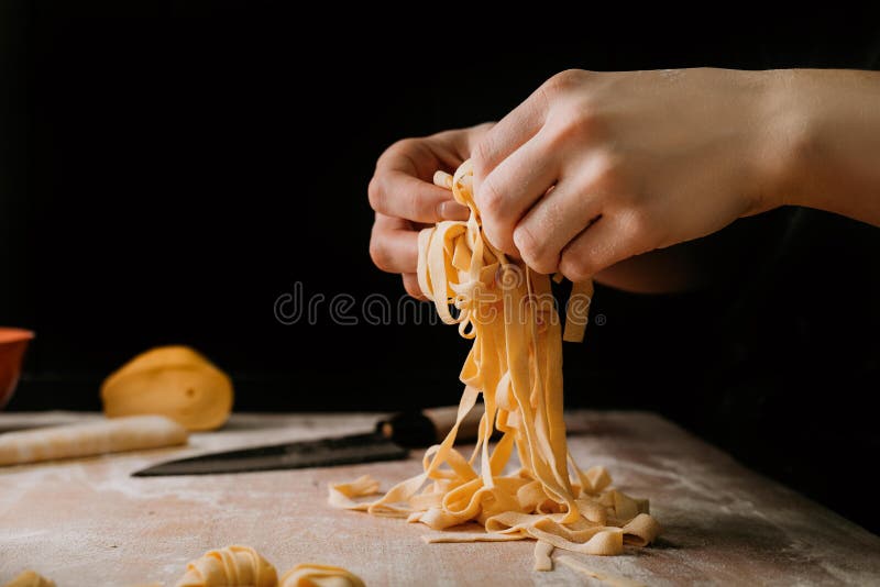 Le chef font les pâtes traditionnelles italiennes fraîches image libre de droits Le chef font les pâtes traditionnelles italiennes fraîches image libre de droits