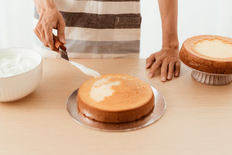 Le Chef Patissier Met De La Creme Sur Un Gateau D Eponge Processus De Fabrication De Gateaux Photo Stock Image Du Eponge Nourriture Le Chef Patissier Met De La Creme Sur Un Gateau D Eponge Processus De Fabrication De Gateaux Photo Stock Image Du Eponge Nourriture