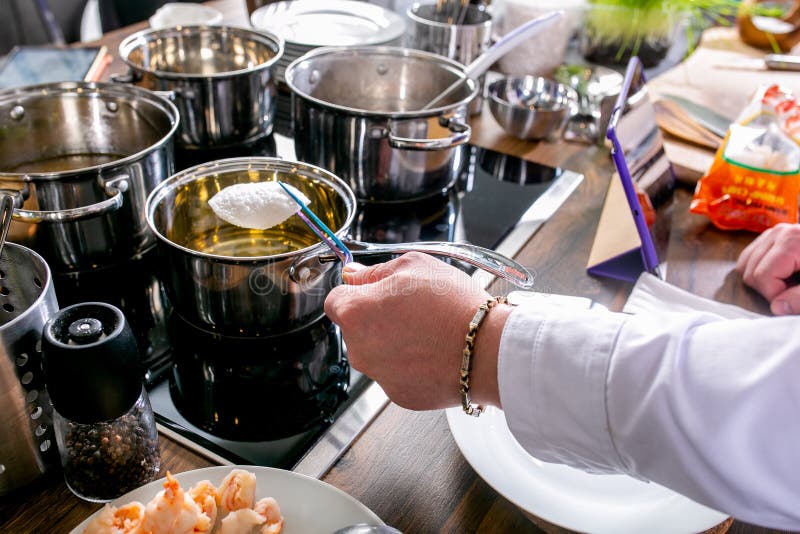 Le chef prépare des ingrédients pour le thon tartare Classe principale dans la cuisine Le processus de la cuisson Point par point photographie stock libre de droits Le chef prépare des ingrédients pour le thon tartare Classe principale dans la cuisine Le processus de la cuisson Point par point photographie stock libre de droits