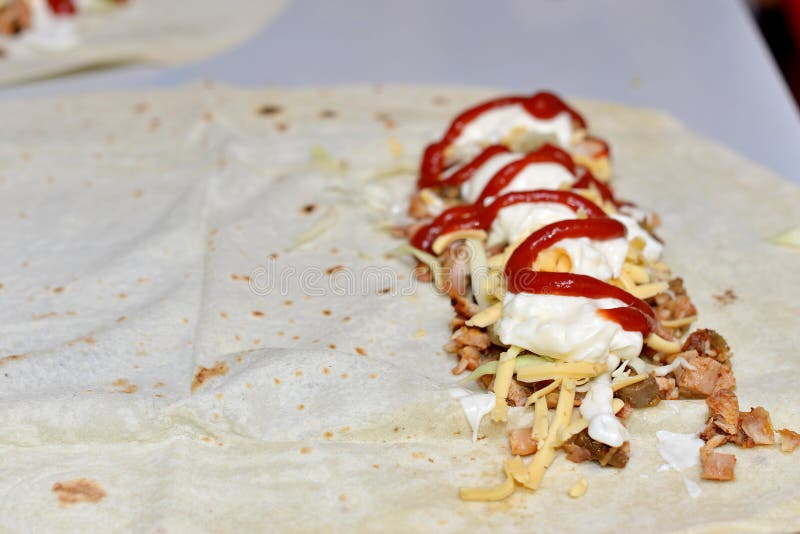 Le chef prépare le doner de shaurma, aliments de préparation rapide de restaurant de concept photo libre de droits Le chef prépare le doner de shaurma, aliments de préparation rapide de restaurant de concept photo libre de droits
