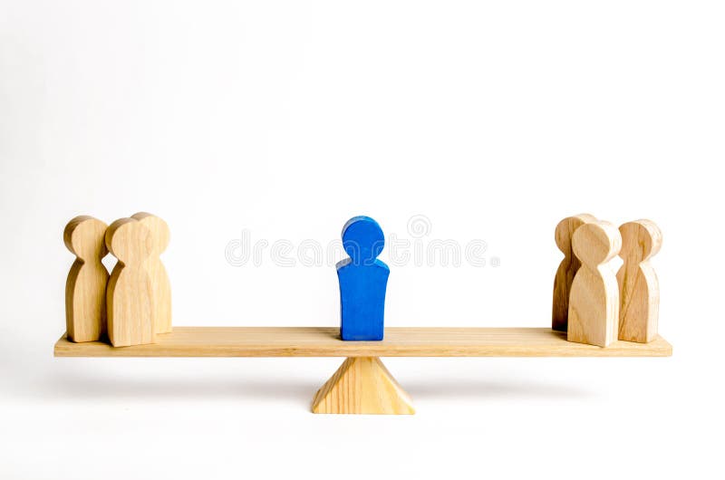 Le chef se tient sur les échelles entre deux groupes de personnes Situations de résolution de conflit L'union de deux groupes de image stock Le chef se tient sur les échelles entre deux groupes de personnes Situations de résolution de conflit L'union de deux groupes de image stock