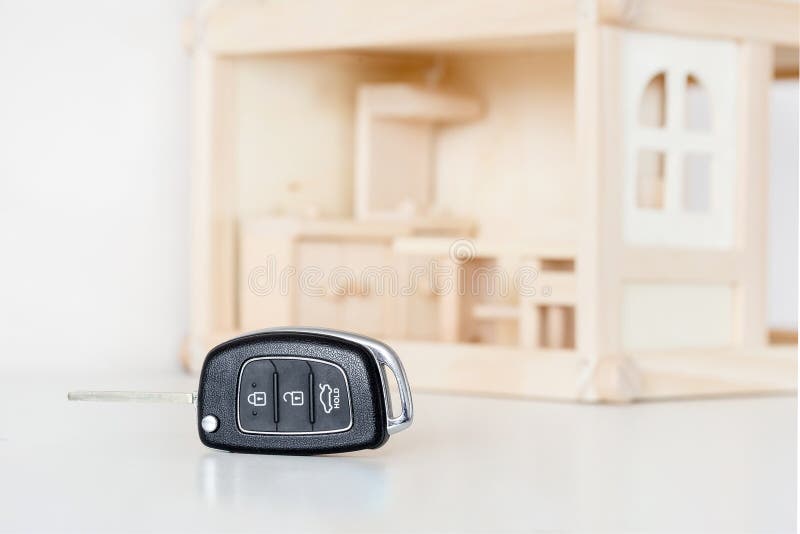 Le chiavi dell'automobile con la casa di legno modellano su fondo Scelta di bisogno fondamentale byuing Decisione della priorità fotografia stock Le chiavi dell'automobile con la casa di legno modellano su fondo Scelta di bisogno fondamentale byuing Decisione della priorità fotografia stock