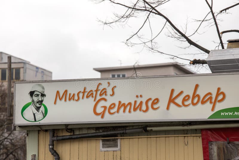 Le chiche-kebab de Se de ¼ de gemà de Mustafas signent dedans Berlin Allemagne images libres de droits Le chiche-kebab de Se de ¼ de gemà de Mustafas signent dedans Berlin Allemagne images libres de droits