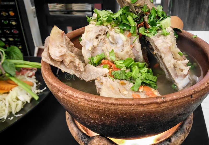 Le chinois traditionnel a dénommé le porc Rib Soup Served dans un arc en céramique image libre de droits Le chinois traditionnel a dénommé le porc Rib Soup Served dans un arc en céramique image libre de droits
