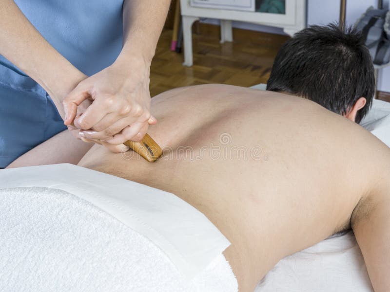 Le chiroprakteur, physiothérapeute donne un massage arrière avec un OE photo stock Le chiroprakteur, physiothérapeute donne un massage arrière avec un OE photo stock