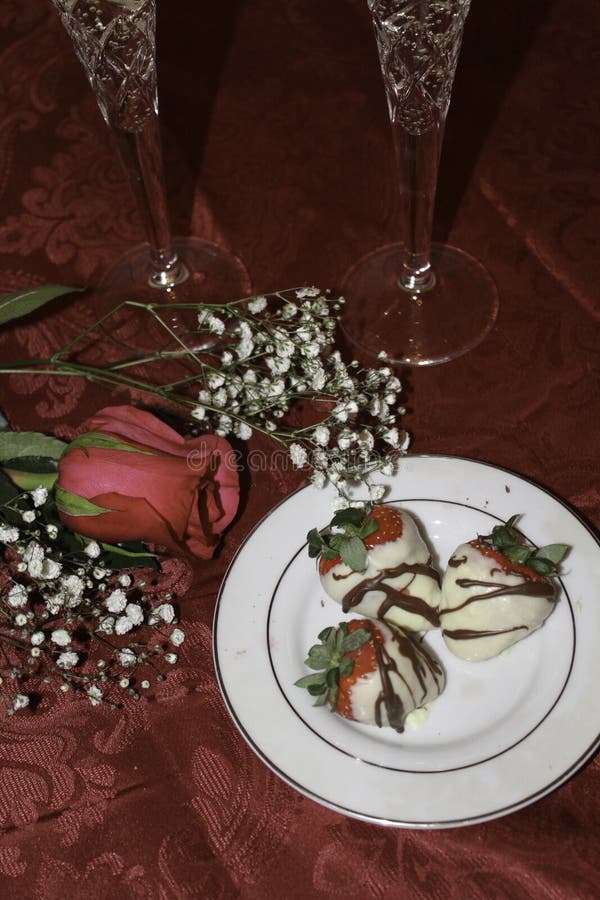Le chocolat blanc a couvert les fraises, rose et le champagne images stock Le chocolat blanc a couvert les fraises, rose et le champagne images stock