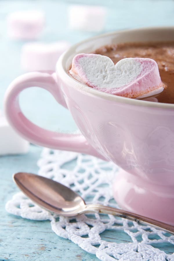 Chocolat chaud dans une tasse de rose de cru photos libres de droits Chocolat chaud dans une tasse de rose de cru photos libres de droits