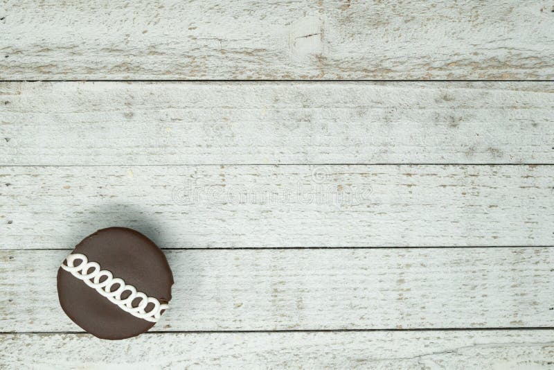 Le chocolat a tourbillonné petit gâteau décoré sur le fond en bois photo stock Le chocolat a tourbillonné petit gâteau décoré sur le fond en bois photo stock