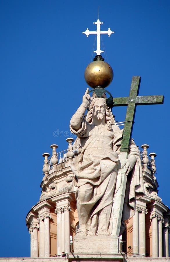 Le Christ le rédempteur sur la balustrade de St Peters Basilica photos stock Le Christ le rédempteur sur la balustrade de St Peters Basilica photos stock