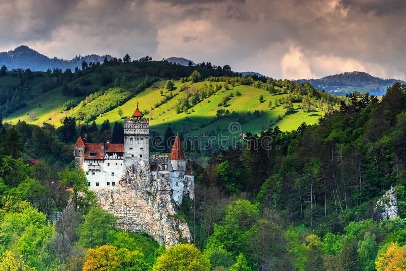 Le château célèbre de Dracula près de Brasov, son, la Transylvanie, Roumanie, l'Europe image stock Le château célèbre de Dracula près de Brasov, son, la Transylvanie, Roumanie, l'Europe image stock