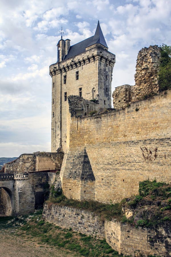 Le château de Chinon, France Tour d'horloge
