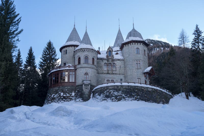 Le château de la Savoie dans Gressoney-St Jean photos libres de droits Le château de la Savoie dans Gressoney-St Jean photos libres de droits