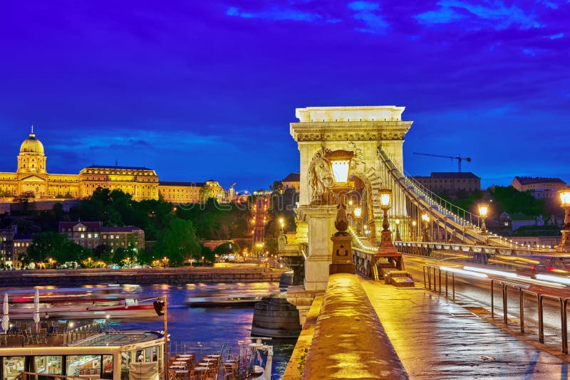 Le château royal de Budapest et le pont à chaînes de Szechenyi au crépuscule chronomètrent le franc photographie stock Le château royal de Budapest et le pont à chaînes de Szechenyi au crépuscule chronomètrent le franc photographie stock