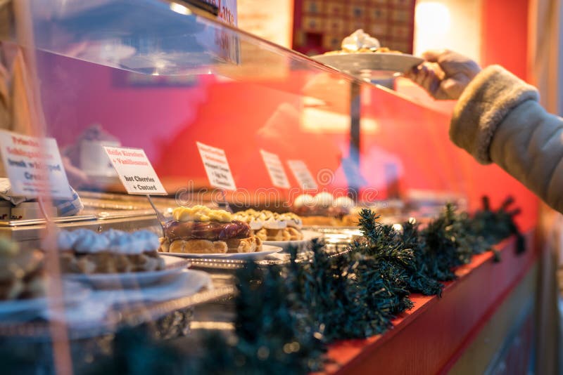 Le cialde calde e fresche in vendita al Natale di Gendarmenmarkt commercializzano la i immagine stock libera da diritti Le cialde calde e fresche in vendita al Natale di Gendarmenmarkt commercializzano la i immagine stock libera da diritti