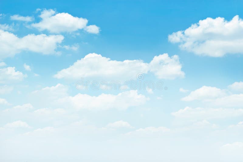 Le ciel bleu avec le blanc opacifie le fond images libres de droits