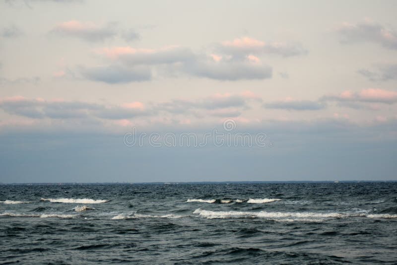 Le ciel nuageux dramatique au-dessus de la mer baltique au coucher du soleil images stock Le ciel nuageux dramatique au-dessus de la mer baltique au coucher du soleil images stock