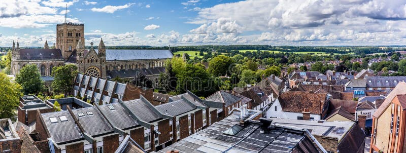 Le cime del tetto di St Albans, Regno Unito nell'estate immagini stock Le cime del tetto di St Albans, Regno Unito nell'estate immagini stock