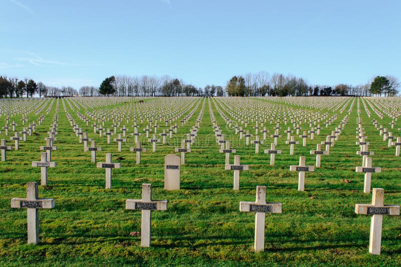 Le cimetière des soldats français de la guerre mondiale 1 dans Targette images libres de droits Le cimetière des soldats français de la guerre mondiale 1 dans Targette images libres de droits