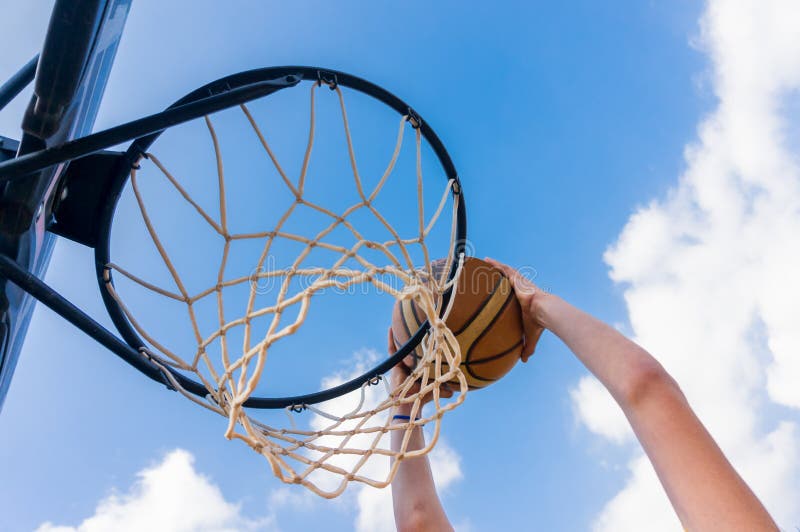 Le claquement trempent dans le basket-ball de rue image libre de droits Le claquement trempent dans le basket-ball de rue image libre de droits