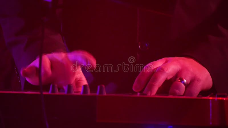 Le clavier de piano - groupe de rock vivant - musicien joue le piano électronique - tir de plan rapproché banque de vidéos