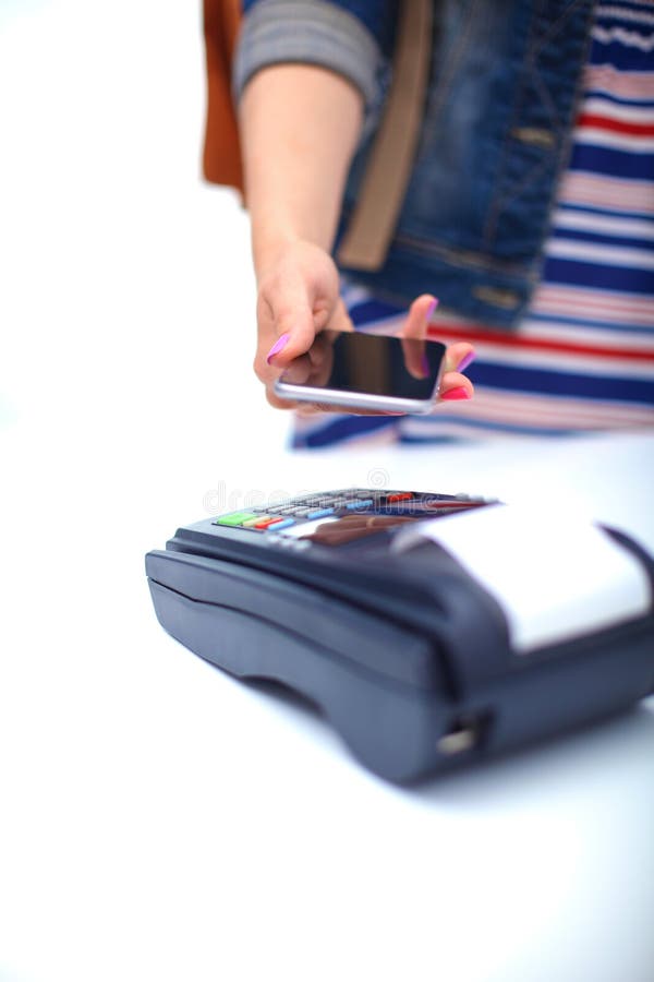 Le client paye avec le smartphone dans la boutique utilisant la technologie de NFC Technologie de Nfc Le client paye