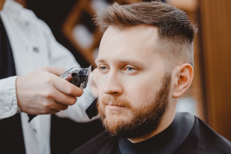 Coiffeur Faisant La Coupe De Cheveux A La Mode Au Jeune Homme Dans Le Salon De Coiffure Photo Stock Image Du Lifestyle Soin 132861820