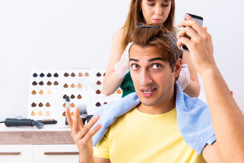 Le coiffeur de femme appliquant le colorant pour équiper des cheveux images libres de droits Le coiffeur de femme appliquant le colorant pour équiper des cheveux images libres de droits
