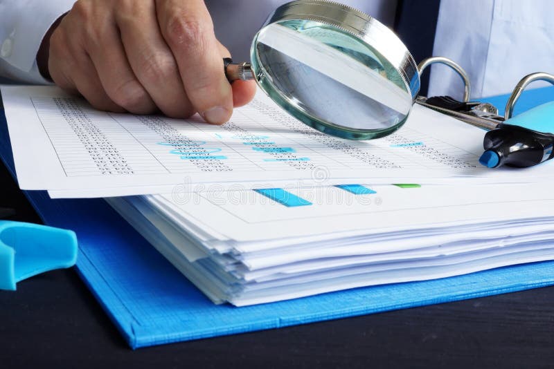 Le commissaire aux comptes travaille avec les documents financiers Audit ou évaluations photographie stock libre de droits Le commissaire aux comptes travaille avec les documents financiers Audit ou évaluations photographie stock libre de droits