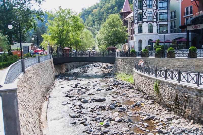Le complexe d'hôtel de luxe situé sur la banque de la rivière de Borjomula dans la station de vacances de Borjomi, la Géorgie photos stock Le complexe d'hôtel de luxe situé sur la banque de la rivière de Borjomula dans la station de vacances de Borjomi, la Géorgie photos stock