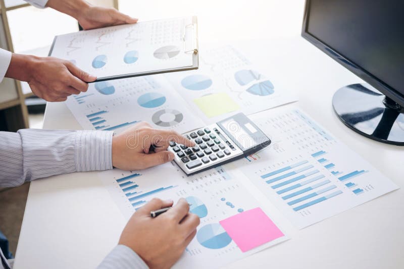 Le comptable d'affaires ou le banquier, associé calculent et images stock Le comptable d'affaires ou le banquier, associé calculent et images stock