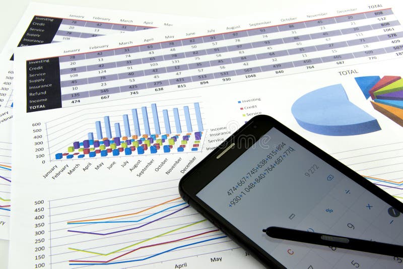 Le comptable vérifient l'exactitude des relevés des compte financier Comptabilité, concept de comptabilité images libres de droits Le comptable vérifient l'exactitude des relevés des compte financier Comptabilité, concept de comptabilité images libres de droits