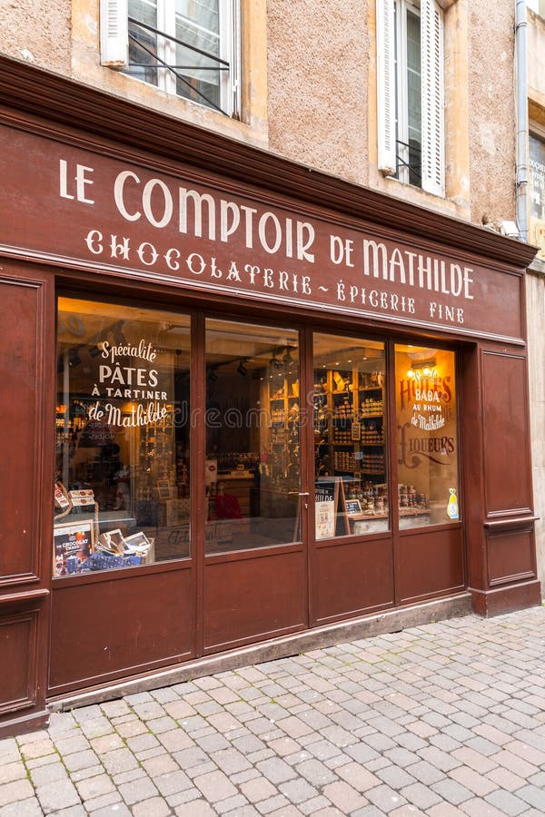 Le Comptoir de Mathilde rue Mirebeau, un magasin de vêtements rue