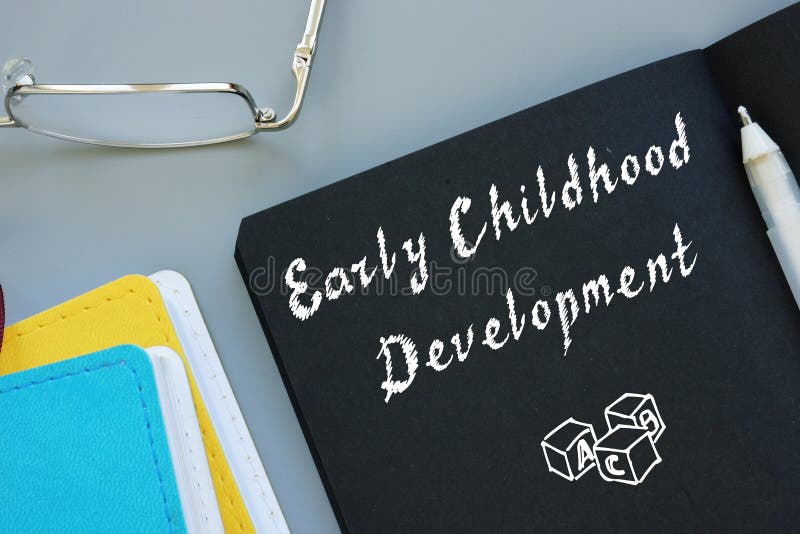 Le concept d'éducation signifiant le développement de la petite enfance avec signe sur la feuille